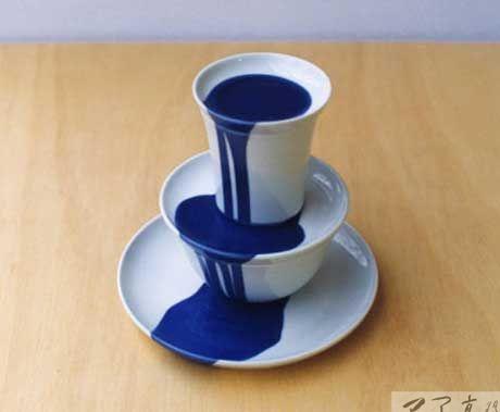 肮脏的陶瓷杯子