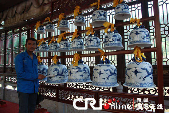 印度听众敲响瓷编钟