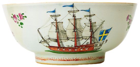 瑞典西方古董公司收藏的清朝乾隆年间粉彩描金帆船纹大碗