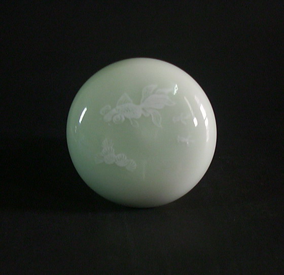 色釉(豆青)釉中(下)堆白雕金鱼纹印合