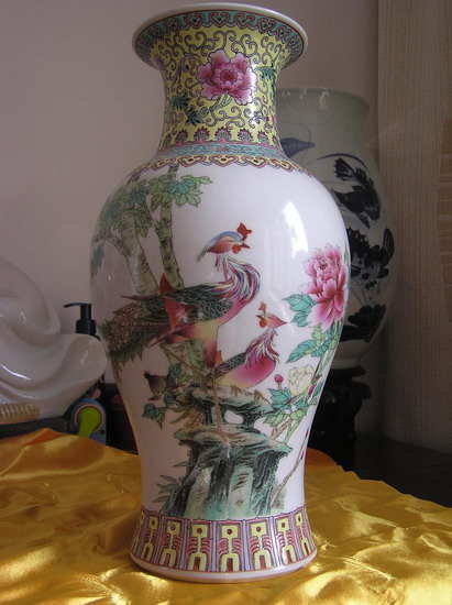 粉彩花鸟瓶 中国景德镇制 80年代