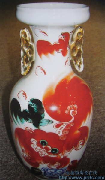 太少红狮 周鸿顺作 双耳描金盘口瓶 民国十四年