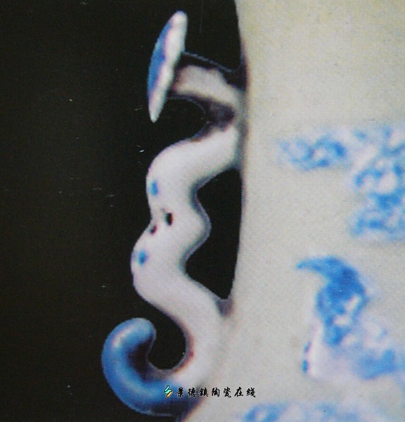 道光·豆青青花加白云蝠人物瓶