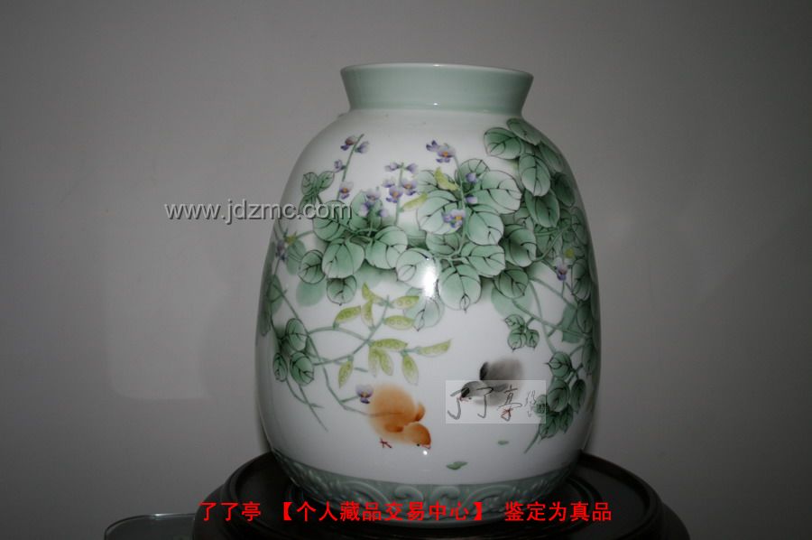 熊俊 釉上彩《农家》瓷瓶 高30公分,直径24公分