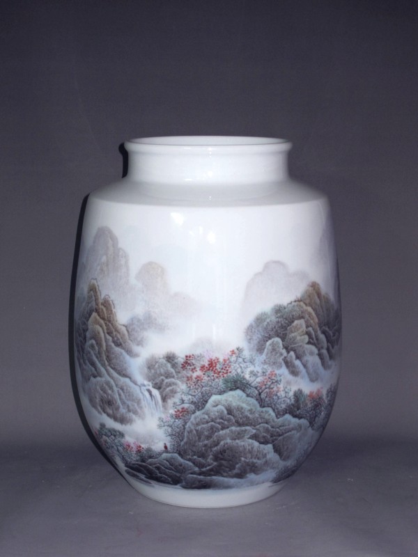 《雾山奇峰》釉上彩，董伟(江西省工艺美术大师)