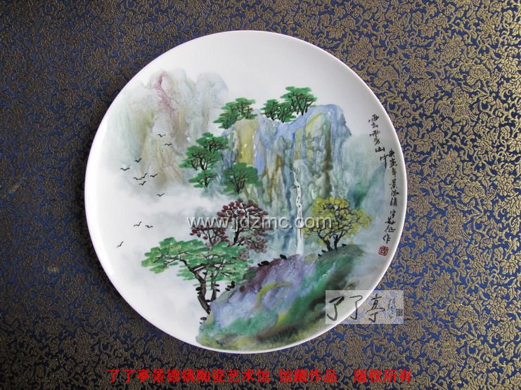 宁勤征 釉上彩山水《云雾山中》直径：30.5cm