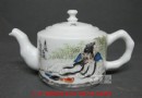 吴伟明 粉彩人物茶壶“东坡品砚”